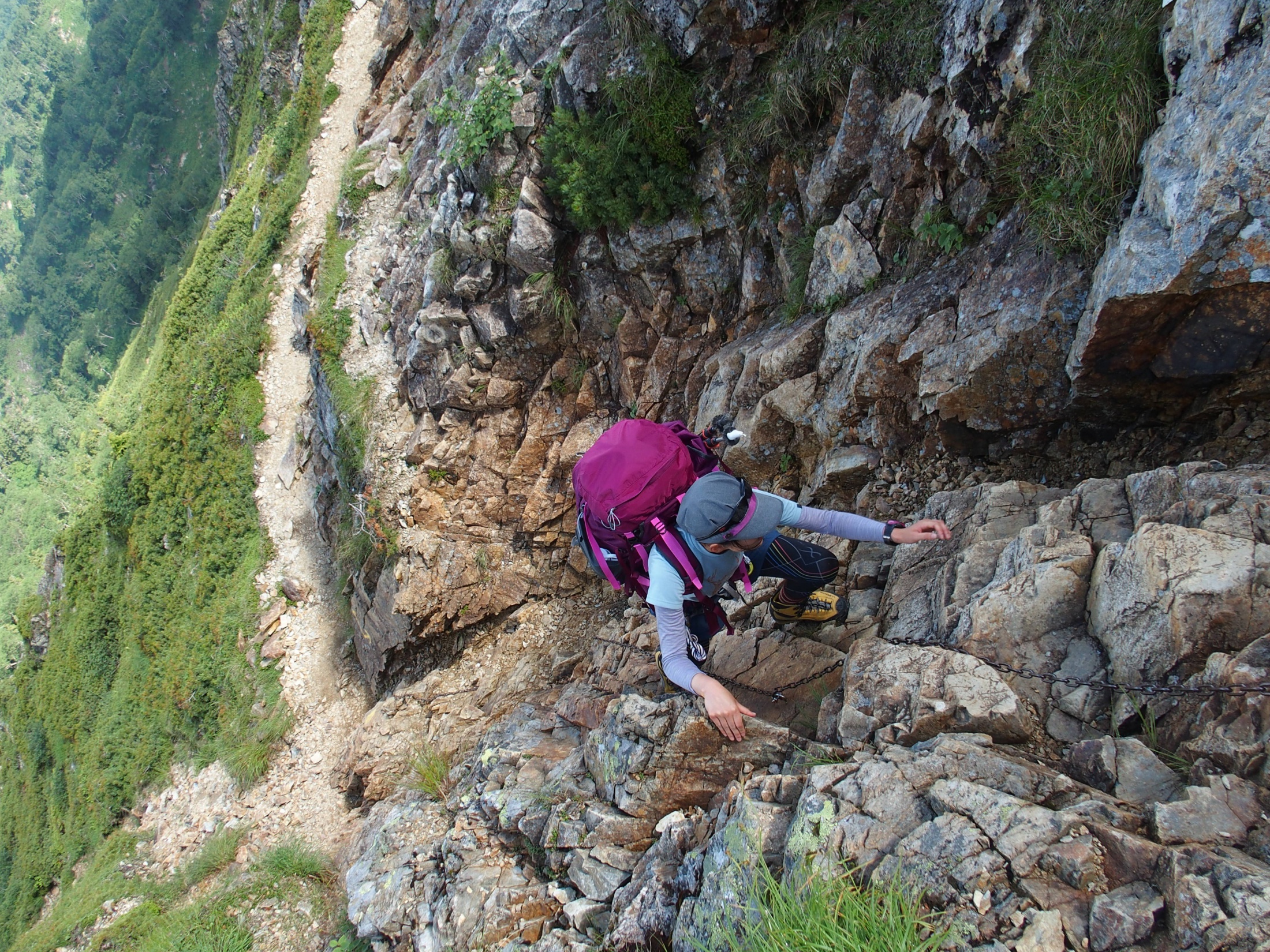 北アルプスの岩場を登る女性